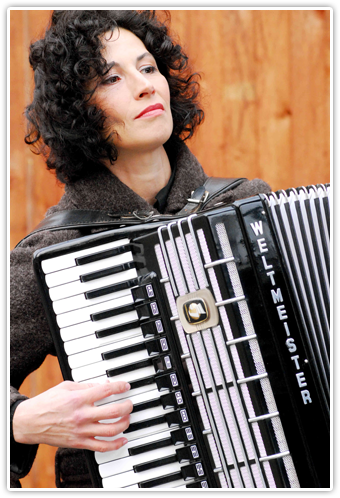 Sabine Swoboda mit Akkordeon